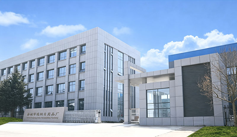 ภายในโรงงาน Ruijiong พร้อมด้วยเครื่องฉีดพลาสติกของชาวเฮติ และพนักงานในสายการประกอบ